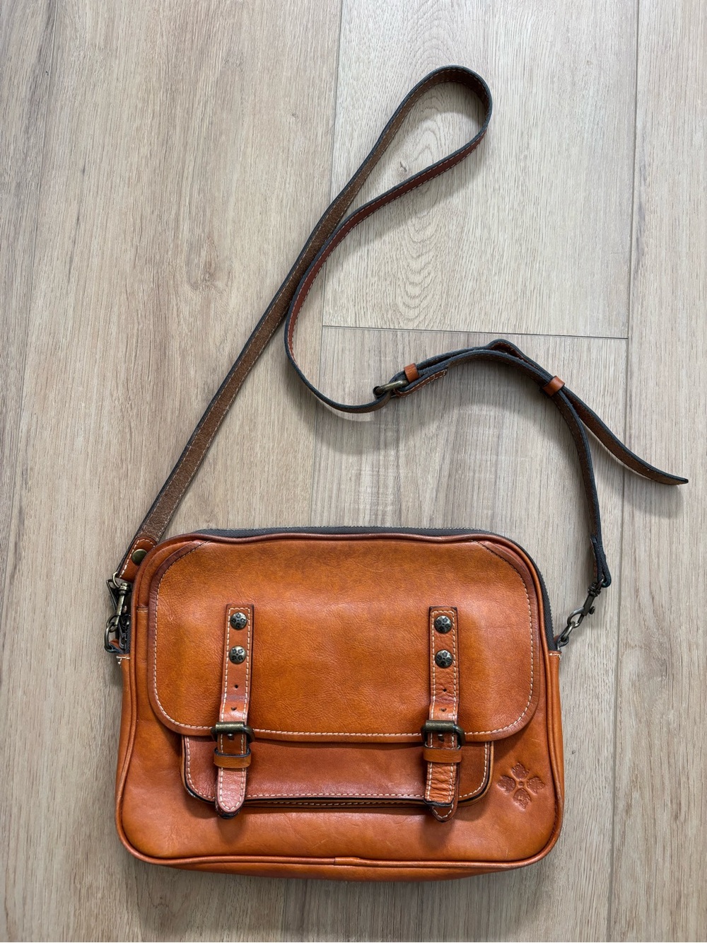 Patricia Nash 100% Leather Crossbody Messenger Bag Purse - Picture 1 of 10